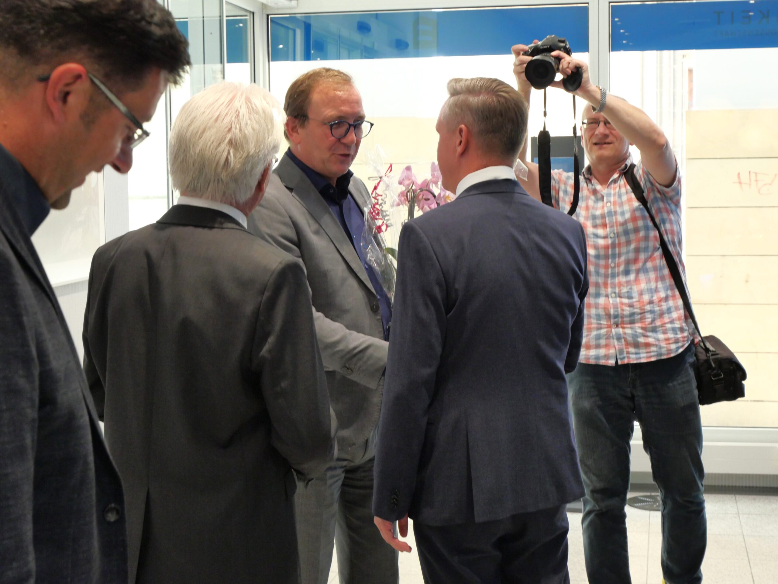 Landrat Markus zusammen mit den Vorständen Marcel Osterburg und Swen Halupka, sowie dem Aufsichtsratsvorsitzenden Ernst-Joachim Schulze